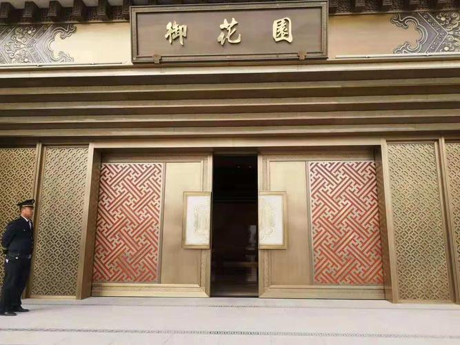 现代中式小区大门 石家庄铜门厂家解析铜门价格与转转门控优势